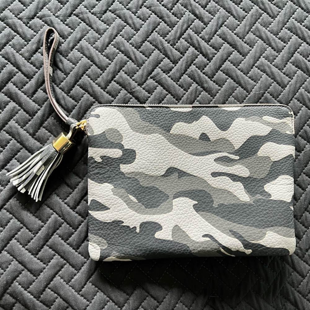 G.I.L.I. Haloguard RFID Leather Zip Clutch Bag w/ Tassel Grey
Camouflage